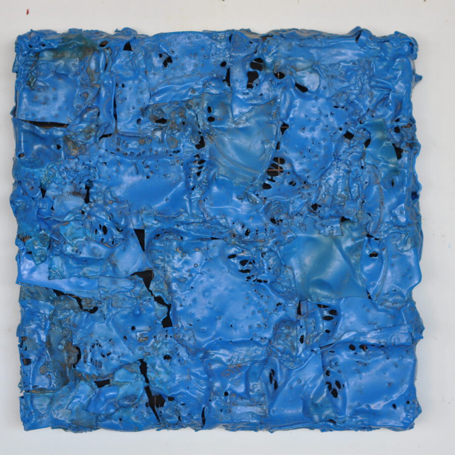Herbert Blazejewicz,Bikldobjekt, blau, 2024, Kunststoff auf Draht, 50x50 cm